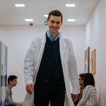 Szabó Zoltán vegán táplálkozási szakember a folyosón sétál